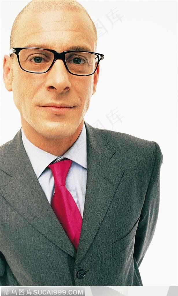 滑稽表情穿灰色西装打枚红色领带的外国光头男人