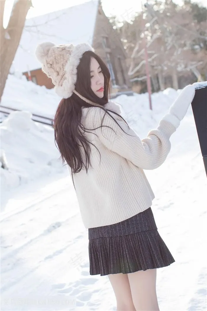 站在雪中的高清超短裙美女摄影图片