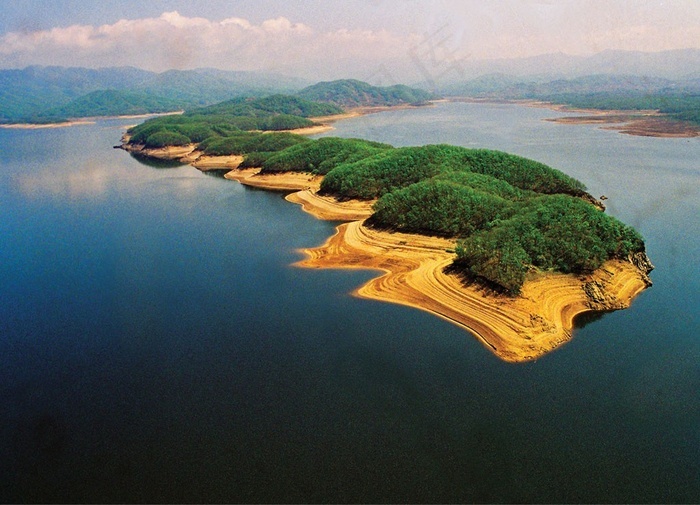 松花湖上的金蟾岛