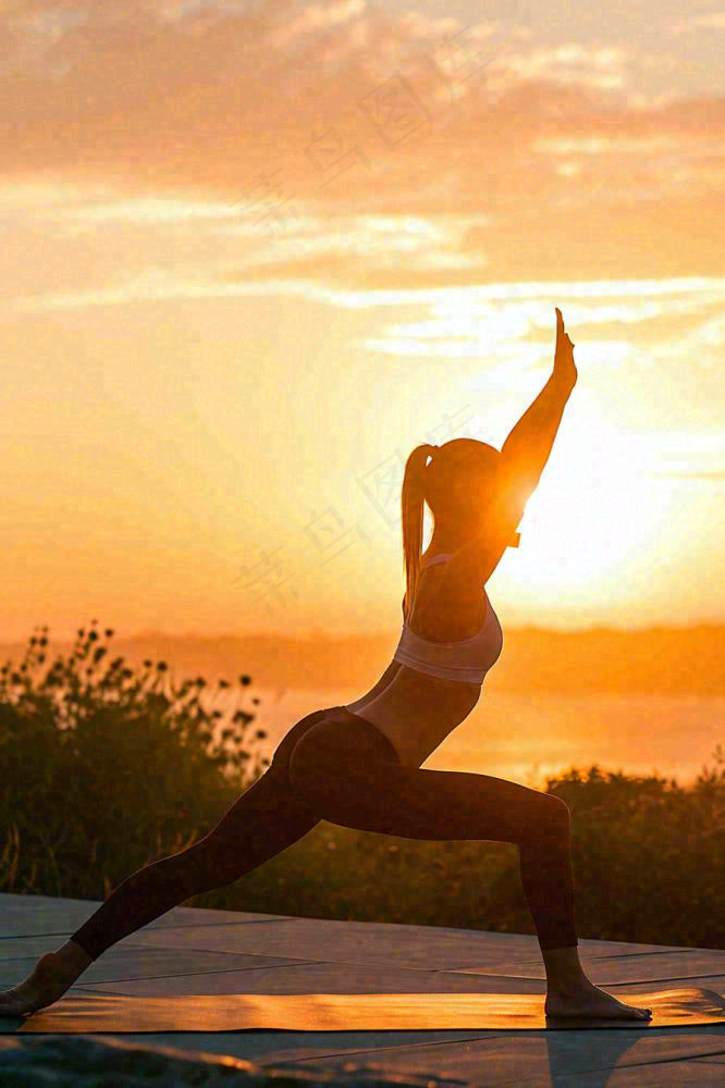 落日海边户外瑜伽健身运动训练，身心健康静心调理摄影图