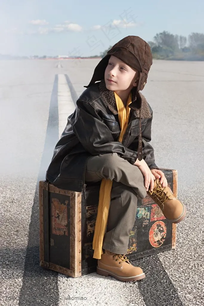 儿童摄影广告元素 坐在旅行箱上的帅气男孩艺术摄影