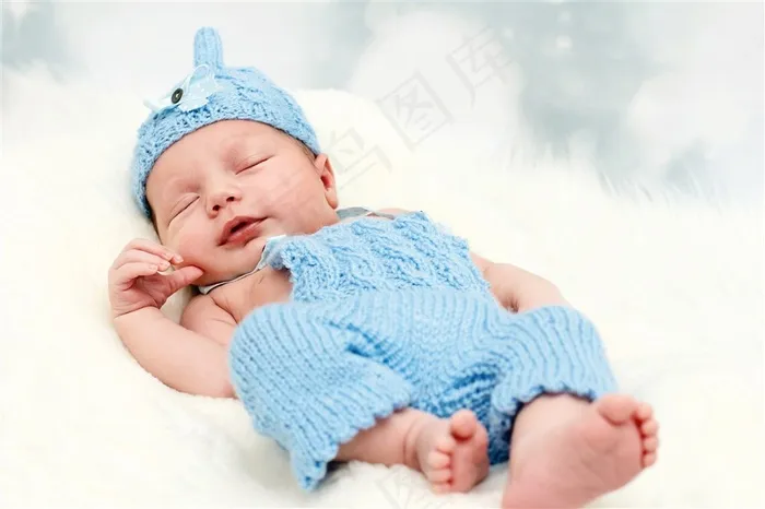 穿着蓝色毛线衣的可爱宝宝高清图片