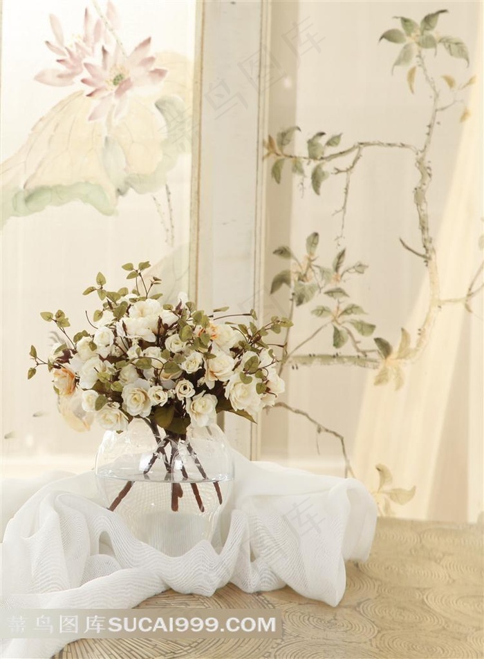 木桌上的玻璃花瓶和玫瑰花摄影图 菜鸟图库