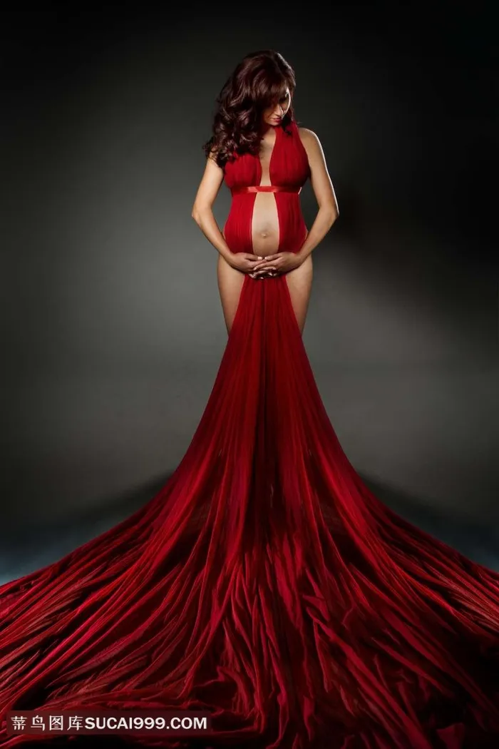 红色长裙的美女孕妇