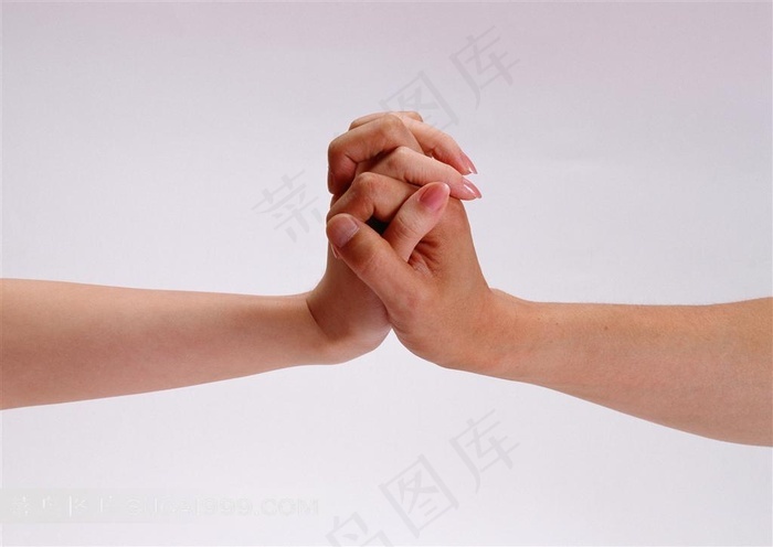 手势动作特写情侣手部十指相扣手部特写