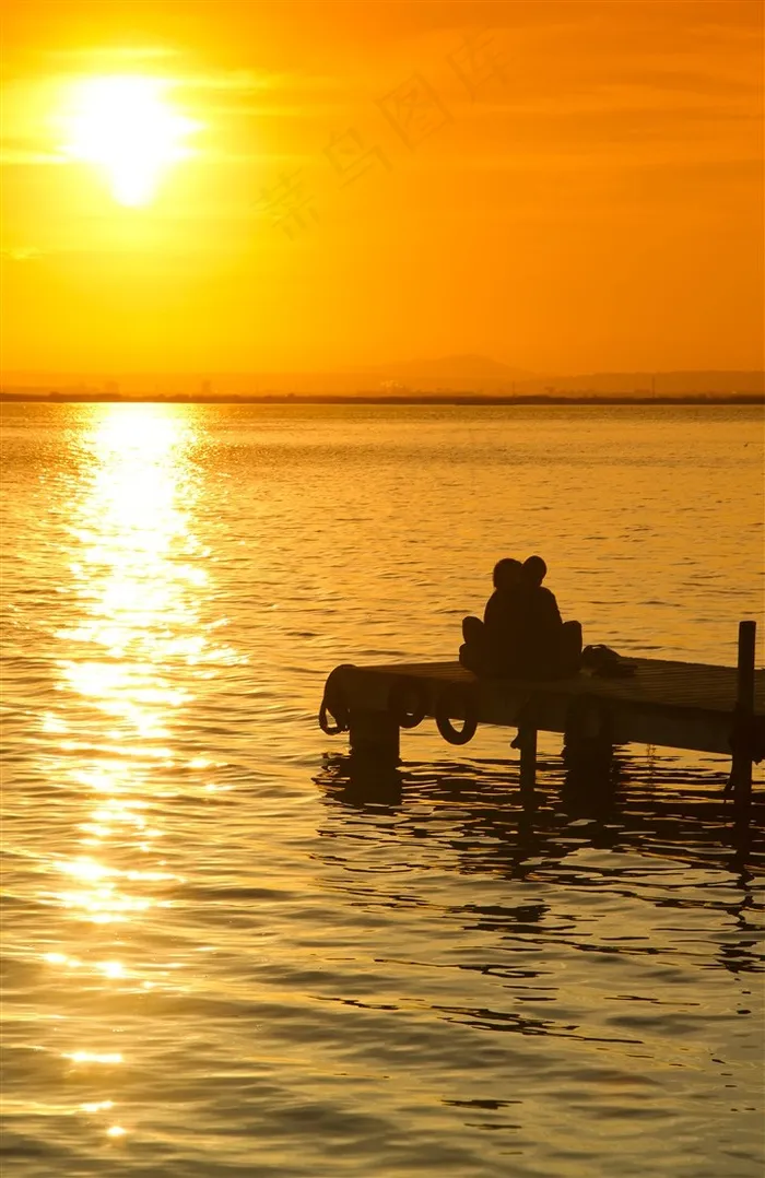 日出时海边浪漫又温馨的情侣风景图片