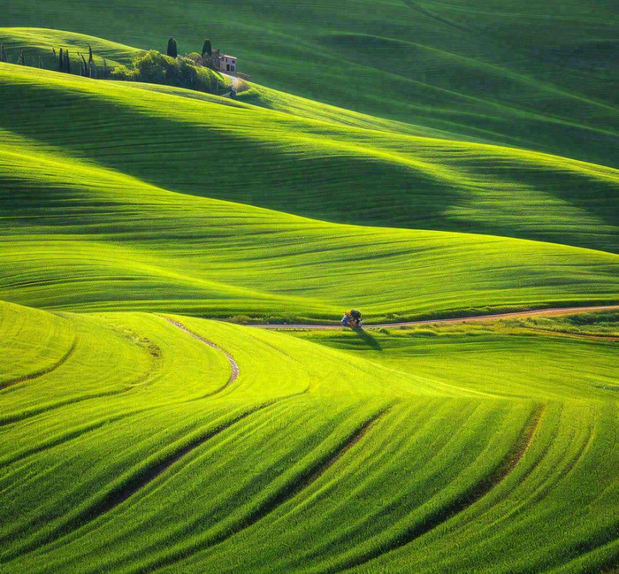 春天连绵山脉绿色草地郊游，清新惊蛰春分摄影图
