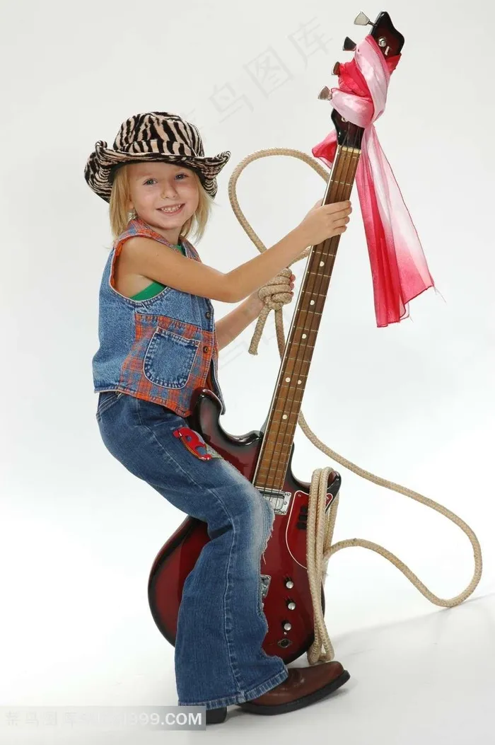 玩吉他的外国小女孩
