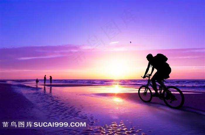 夕阳下海边骑单车的男士唯美风景图片