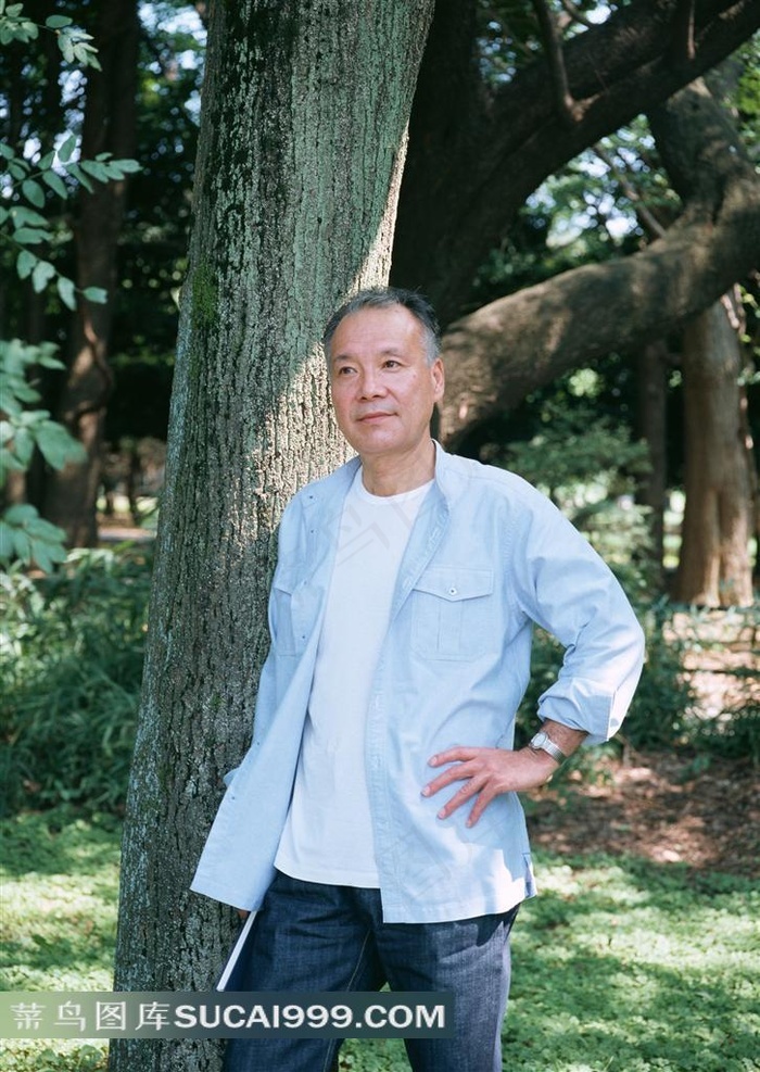 叉腰的男老人摄影素材