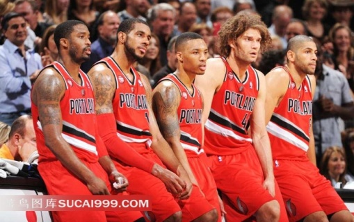 坐在场边的开拓者五虎