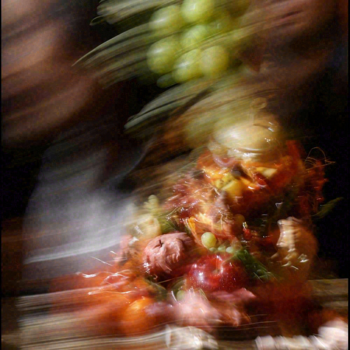 美食寿司水果烤肉拼盘蔬菜，朦胧摄影质感摄影图