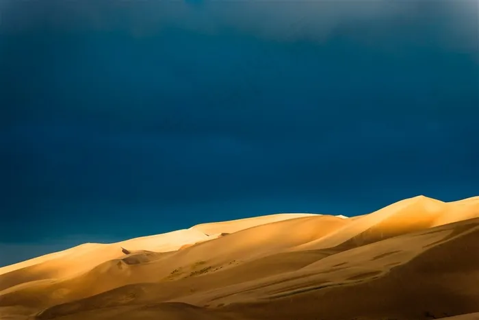 蓝色背景下荒无人烟的沙漠风景图片