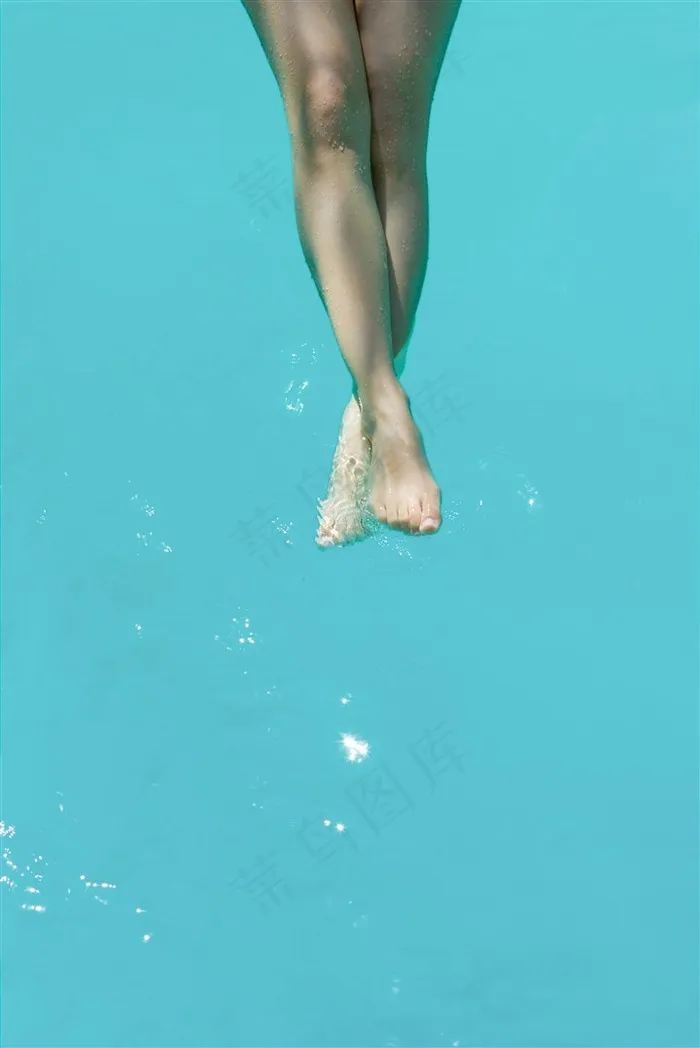 游泳池的美女双腿
