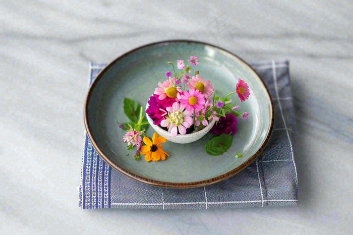 鲜花彩色花朵碟子摆盘简约摄影图
