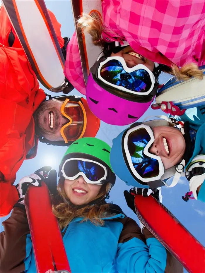 戴着滑雪装备头部向下合照的一家人高清图片