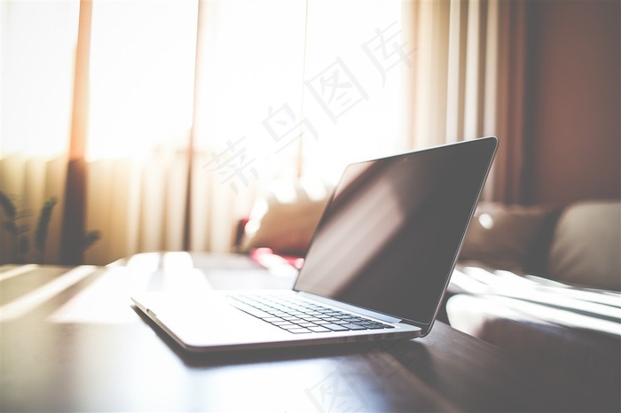 商业笔记本放在桌子上