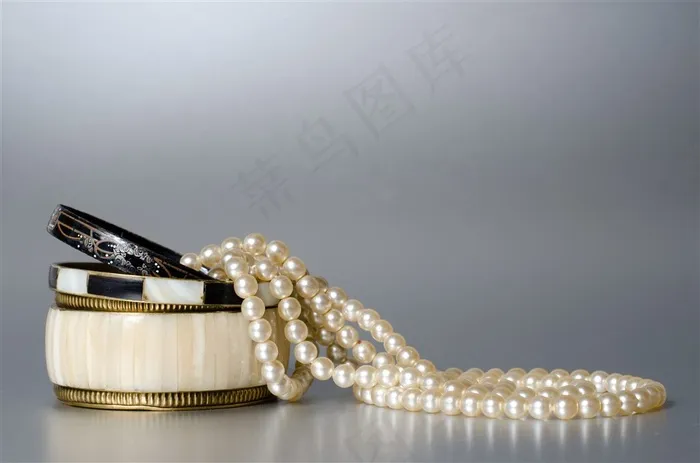 首饰盒和珍珠项链