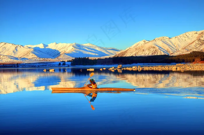 冬季雪山湖泊山水风景图片