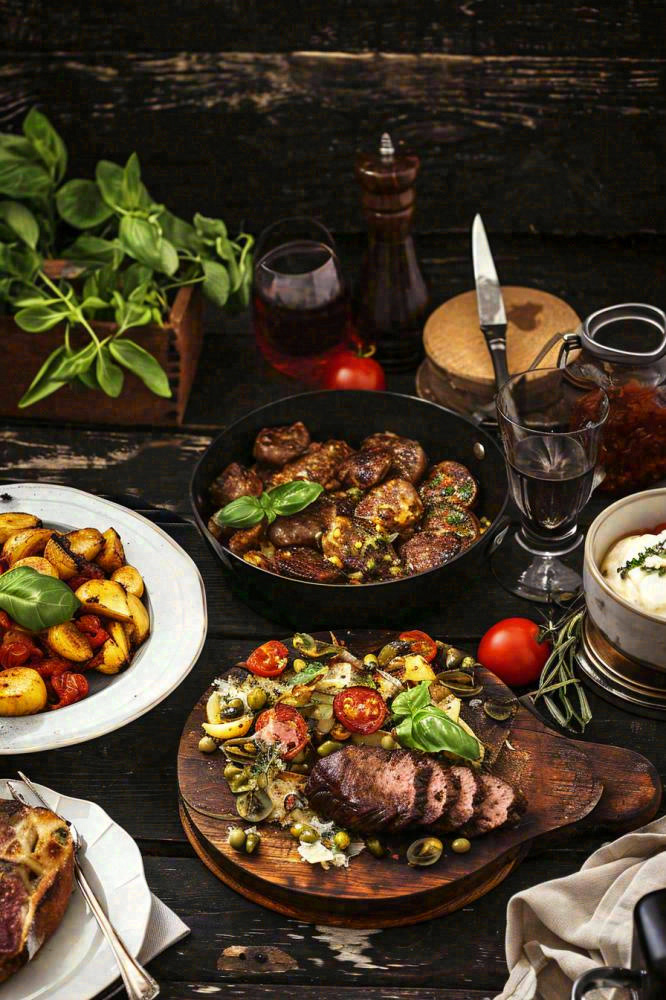 美食餐桌餐厅，烤肉披萨西餐水果红酒摄影图