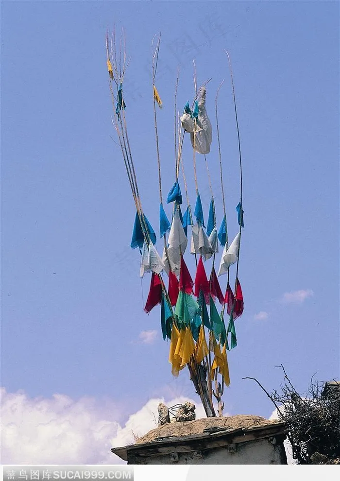 西藏人文风光-蓝天下彩色的飘带