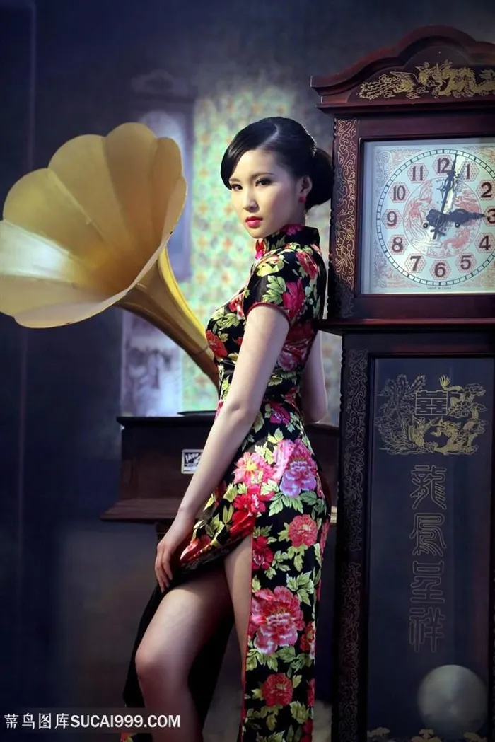 留音机旁的中国旗袍美女图片