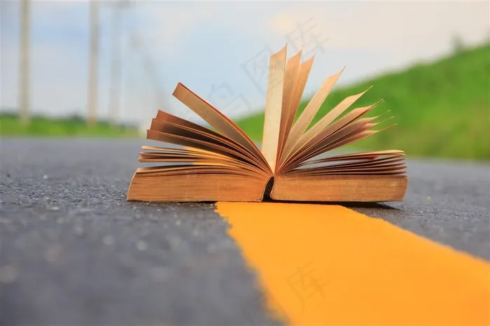 道路黄色标线上的书本摄影