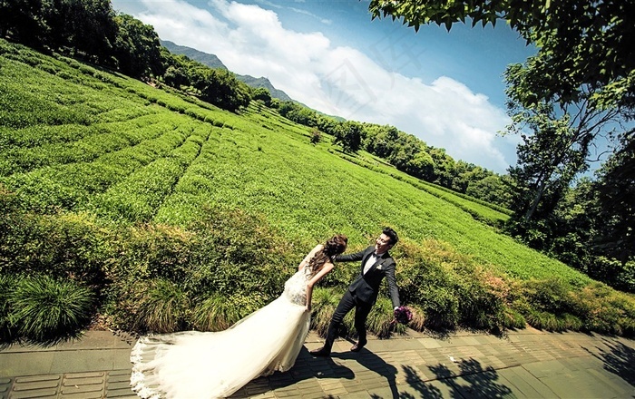 绿色田野山林情侣婚纱外拍写真