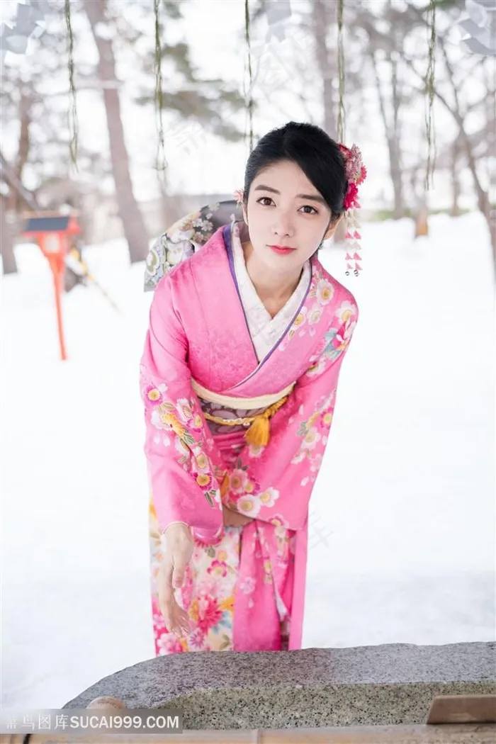 穿着和服的清纯日本美女写真图片