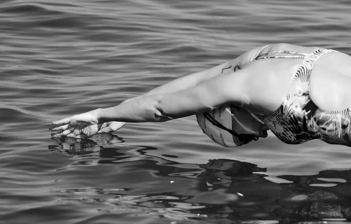 美女游泳黑白摄影图