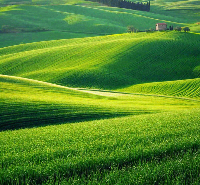春天连绵山脉绿色草地郊游，清新惊蛰春分摄影图