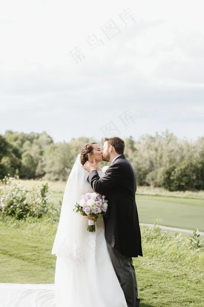 新郎新娘结婚接吻图片
