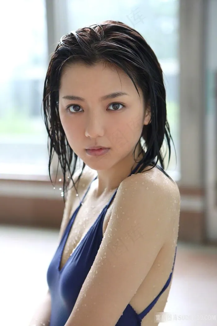 日本性感泳装美女湿身诱惑写真图片