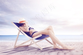 躺在躺椅的海边美女高清图片