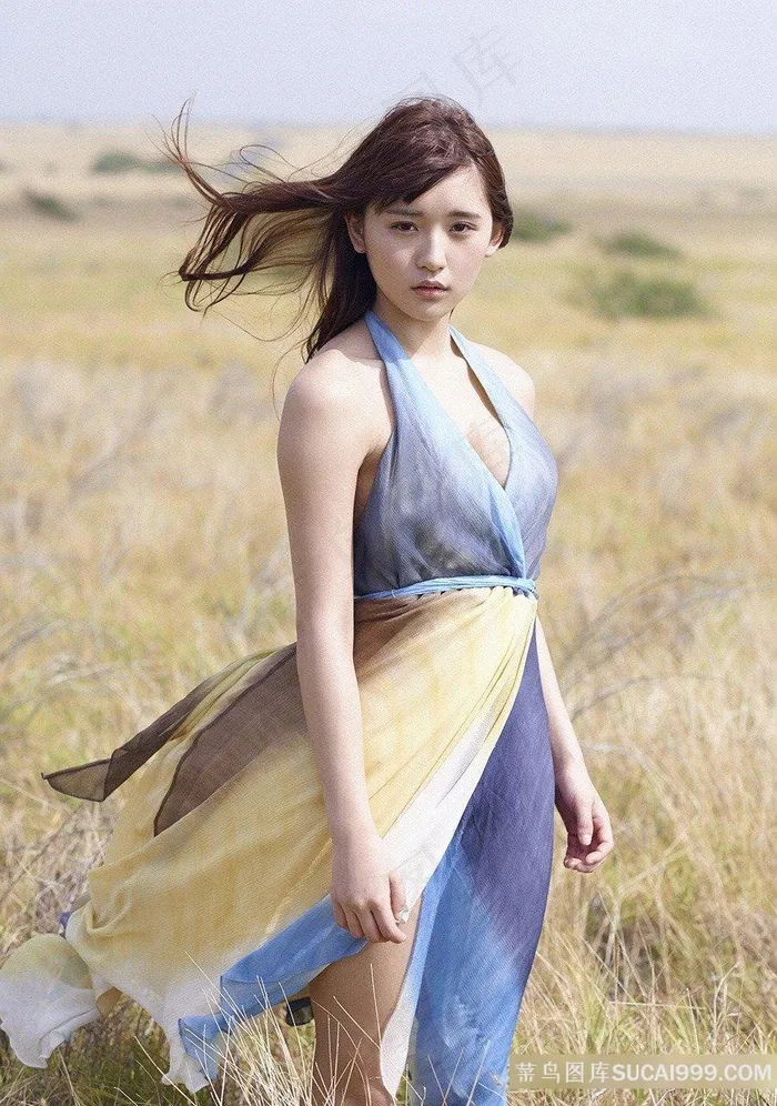 站在草原上的日本人体艺术美少女艺术照