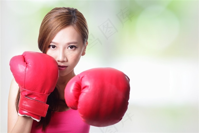 本素材作品名称为拳击系列 - 正在举拳出击的女拳手