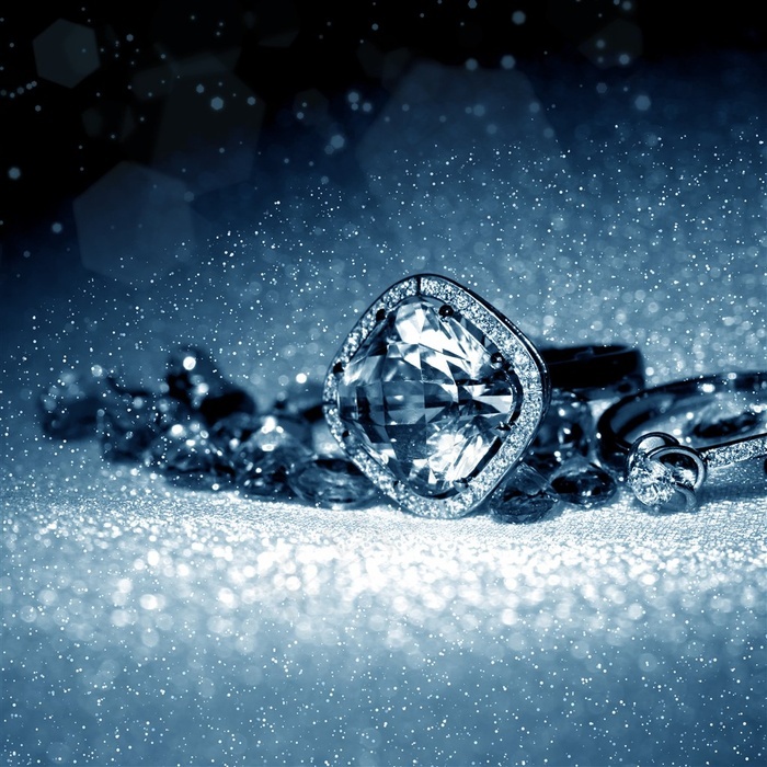 白色闪耀钻石戒指高清图片 - 菜鸟图库