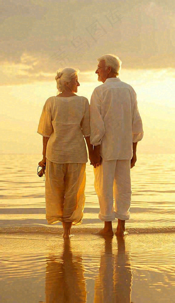 落日下老年人父母陪伴爱情，情人节温馨浪漫摄影图