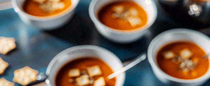 西餐汤类罗宋汤海鲜汤美食餐具摄影图