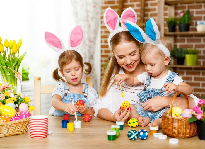 家庭的母亲和儿童画彩蛋度假 复活节快乐