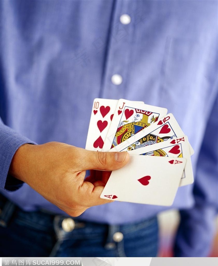 人物手势元素拿扑克牌的手势特写
