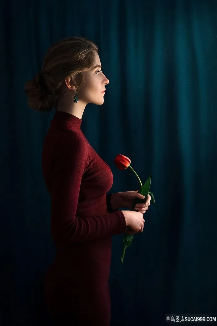 拿着玫瑰花的欧美美女图片素材
