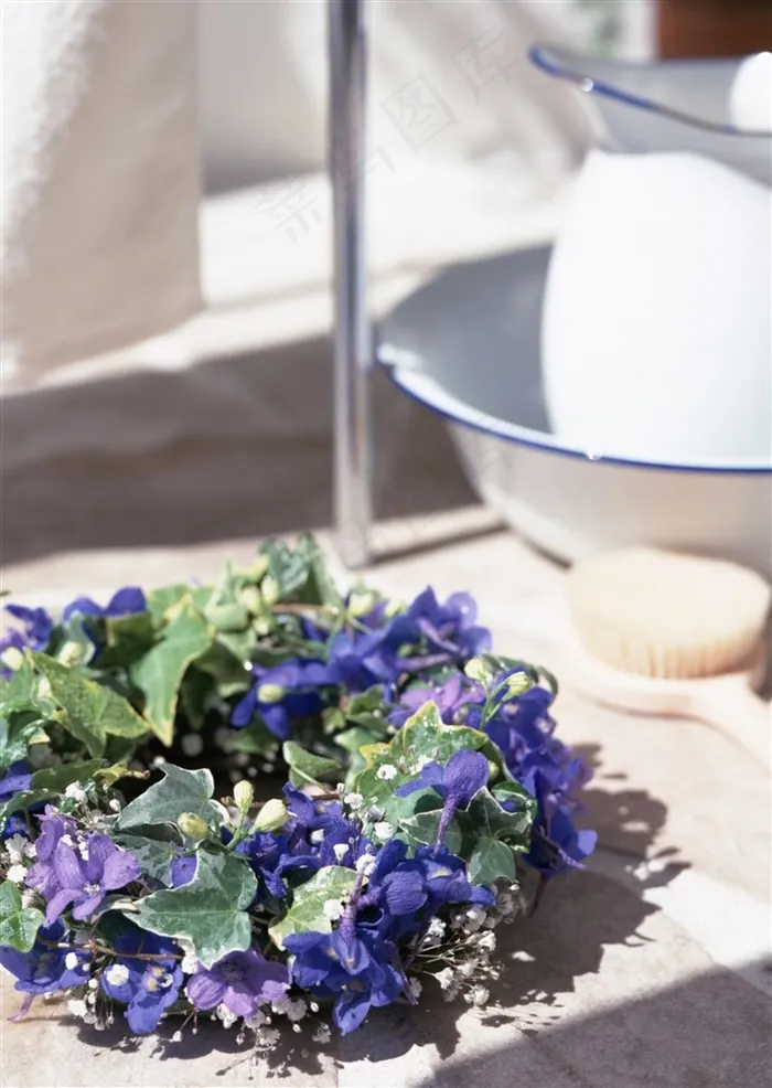 温馨浪漫紫色碎花阳台简约家居室内花朵插画装饰品图片素材