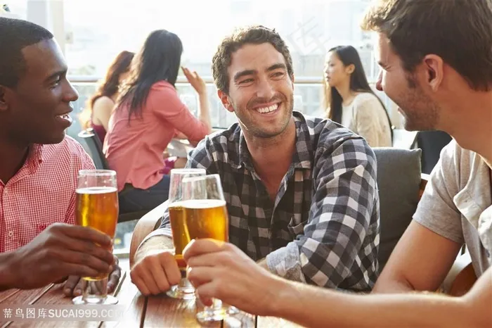 三个男士户外喝啤酒图片
