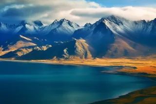 高原雪山湖泊摄影图