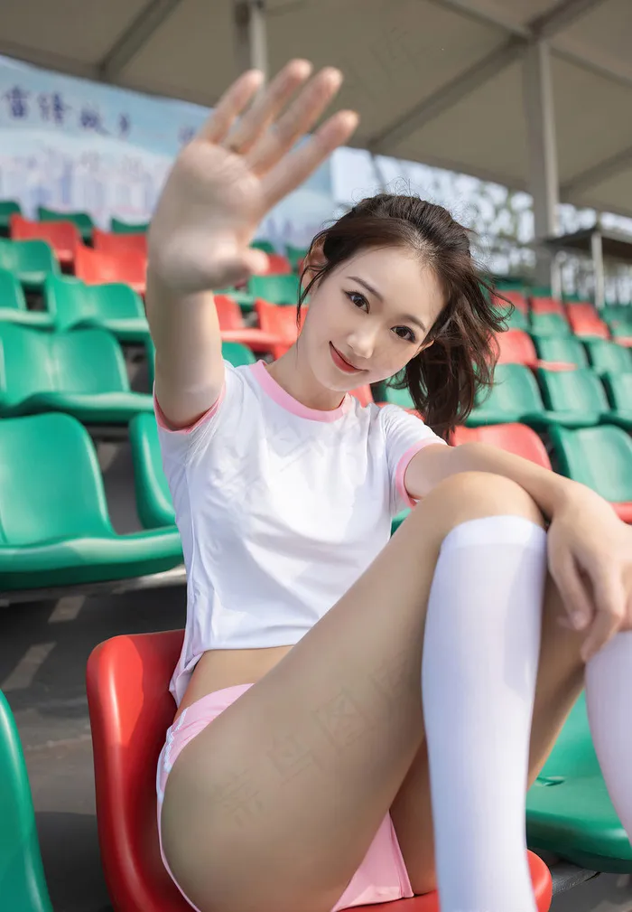亚洲韩国清纯美女长发体育运动气质坐姿招手白色丝袜美女图片