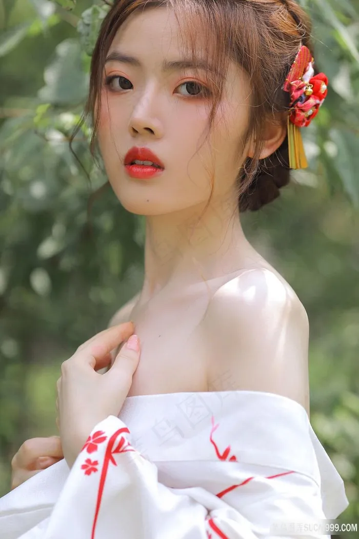 日本高清和服美女白皙香肩写真图片