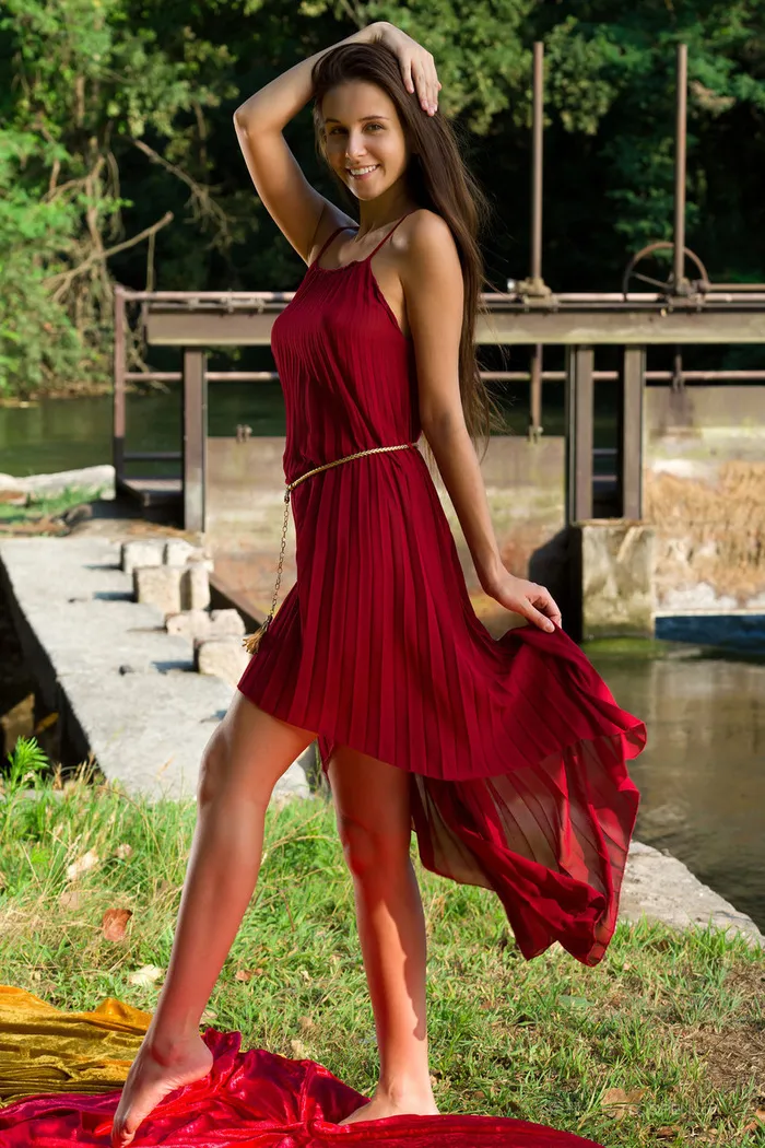 穿着红色长裙的欧美清纯美女图片