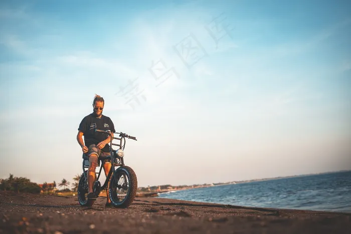 海边骑单车男人图片