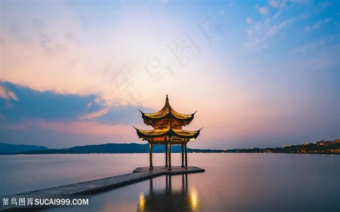 杭州西湖聚贤亭夜景图片